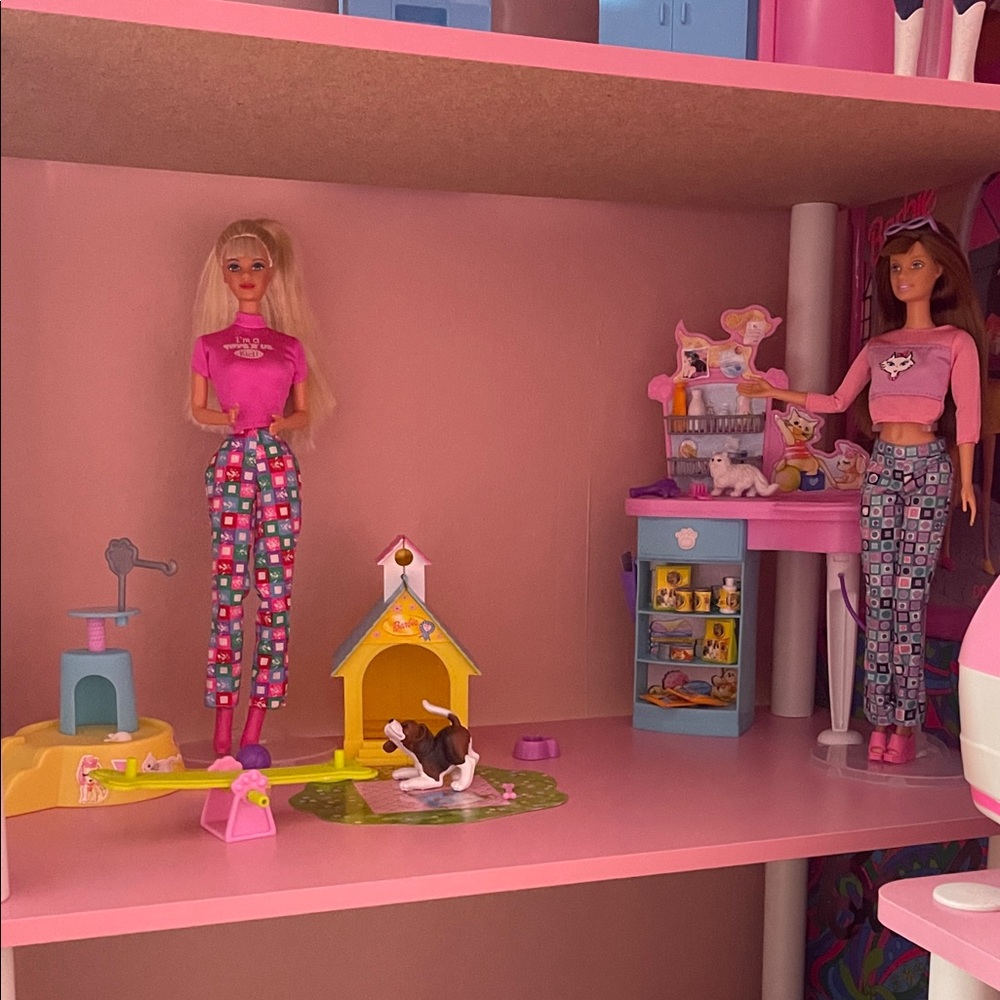 Barbie Pet Playset with Yellow and Blue Accessories